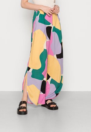 Multikleurige wijde broek met een gedurfd abstract patroon in groen, roze, geel, paars en zwart, met zijsplitten. Zachte stoftextuur.