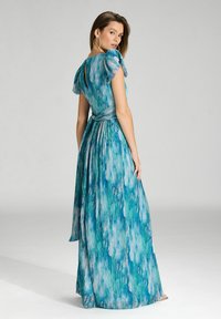Robe maxi dans des teintes de bleu avec un motif aquarelle, dotée de manches courtes bouffantes, d'une taille cintrée et d'une jupe fluide avec un dos en forme de trou de serrure.