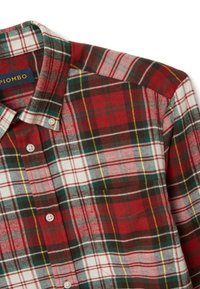 Rotes und grünes kariertes Flanellhemd mit weißen und gelben Akzenten, ausgestattet mit einem geknöpften Kragen und Brusttasche. Baumwollmaterial, strukturierte Oberfläche.