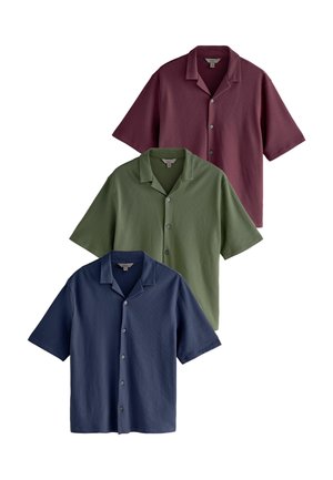 Koszule z krótkim rękawem, o fakturowanej strukturze, zapinane na guziki, w kolorach bordowym, oliwkowozielonym i granatowym, ułożone na białym tle, częściowo nachodzące na siebie.