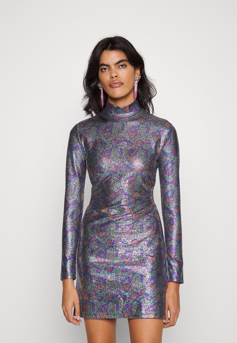 Glanzend, aansluitend mini-jurk met lange mouwen, hoge hals en een multicolor patroon in paars, groen en zilver; gemaakt van een metallic stof.