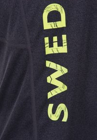 Tummansininen kangas, jossa on teksturoitu pinta, sisältää rohkeaa, halkeillutta neonkeltaista letteringiä, joka kirjoittaa "SWED" pystysuoraan.