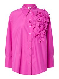Camisa de botones rosa con cuello, que presenta un aplique floral texturizado en el lado izquierdo y mangas largas. Material suave y corte relajado.