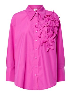 Roze overhemd met knopen en een kraag, voorzien van een gestructureerde bloem-applicatie aan de linkerkant en lange mouwen. Glad materiaal en een losse pasvorm.