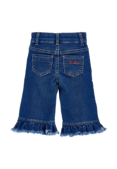 Shorts en denim de couleur bleu foncé, taille mi-haute et ourlets froncés. Comprend deux poches arrière et une broderie de marque rouge sur la poche droite.