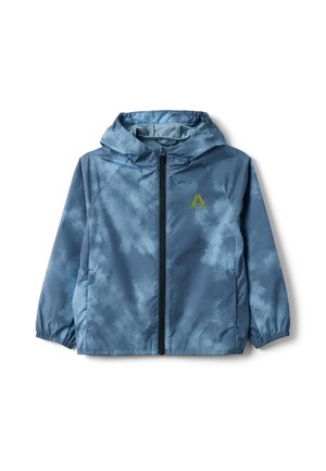 Chaqueta azul con capucha, cremallera negra en la parte delantera, puños elásticos, bolsillos laterales y pequeño logo amarillo en el pecho izquierdo.