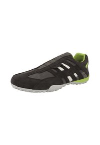 Scarpa sportiva nera e grigia con accenti bianchi, realizzata in suede, dotata di design slip-on e un dettaglio verde sul tallone. Suola in gomma textured.