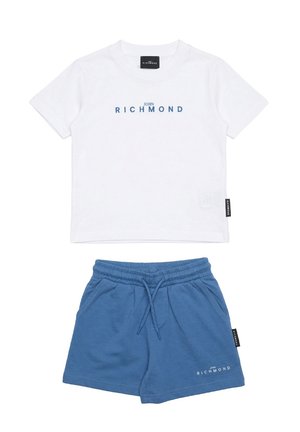 T-shirt bianca a maniche corte con scritta "John Richmond" e pantaloncini blu elasticizzati in vita con coulisse e logo "John Richmond" sulla gamba.