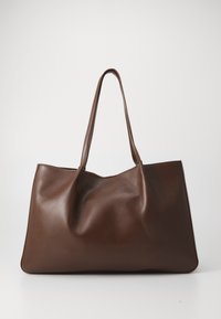 Borsa tote in pelle marrone con un design morbido e informale. Presenta due manici lunghi e una superficie liscia senza hardware o motivi visibili.