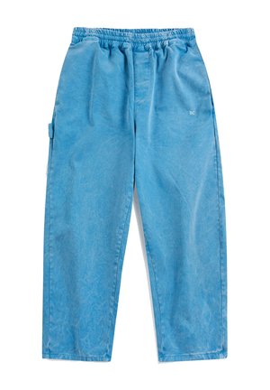 Pantalon décontracté bleu clair avec taille élastique, jambes droites, détail de poche latérale et petit logo blanc "BC" sur la cuisse droite.
