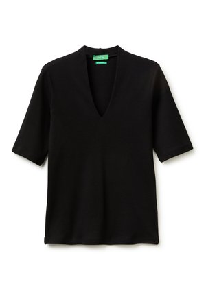 Schwarzes Strickoberteil mit kurzem V-Ausschnitt, geradem Saum und grünem "United Colors of Benetton"-Etikett innen am Kragen.
