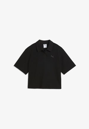 Czarna krótka koszulka polo z kołnierzykiem i delikatnym logo Puma na piersi, przedstawiona na białym tle.