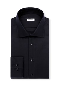 Chemise noire à manches longues soigneusement pliée avec col classique et poignets boutonnés, étiquetée "seidensticker" à l'intérieur du col.