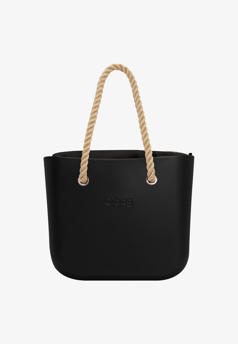 Czarna torba na ramię wykonana z teksturowanego materiału, z podwójnymi sznurkami jako uchwytami oraz metalowymi akcentami, z okrągłym otwarciem na górze.