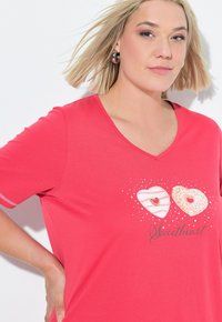 Ulla Popken GRAPHIC SHORT SLEEVE V-NECK - Camicia da notte - pink
