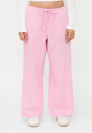 Pantalons légers rayés de rose avec une taille élastique et un cordon de serrage. Conception à jambe large et texture douce avec des rayures verticales blanches.