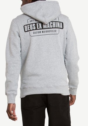 Sudadera gris con capucha; presenta un atrevido estampado negro que dice "DEUS EX MACHINA CUSTOM MOTORCYCLES" en la parte de atrás. Tejido suave, ajuste relajado.