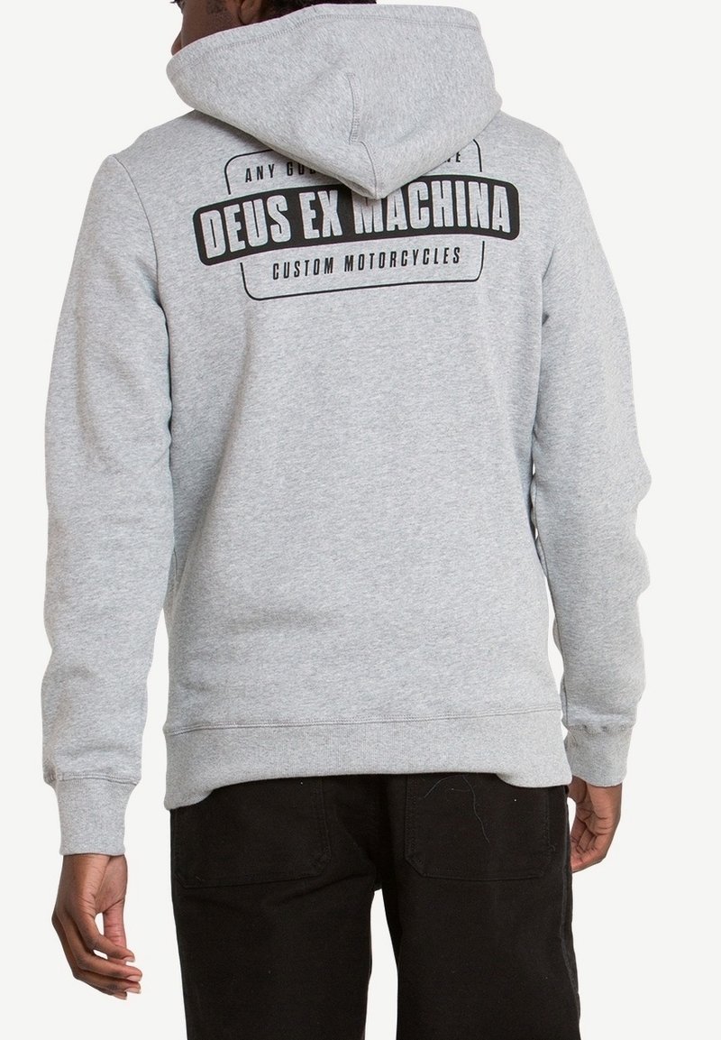 Sudadera gris con capucha; presenta un atrevido estampado negro que dice "DEUS EX MACHINA CUSTOM MOTORCYCLES" en la parte de atrás. Tejido suave, ajuste relajado.