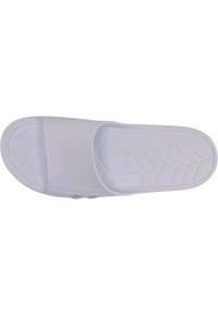Vit halkdämpande sandal med en slät ovandel och en strukturerad sula. Har en formad fotbädd och ett mönster för grepp.