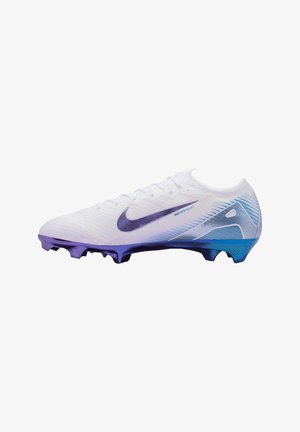 Scarpa da calcio Nike con una tomaia in rete bianca, accenti viola e una suola con gradiente dal blu al viola. Presenta un design elegante e aerodinamico.