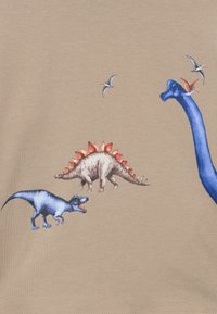 Τρεις πολύχρωμοι δεινόσαυροι και δύο πετώντας πτεροσαύροι σε μπεζ υφασμάτινο φόντο, παρουσιάζοντας έναν T-Rex, Στεγόσαυρο και Βραχιόσαυρο.