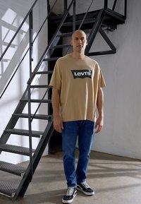 Levi's® Plus GRAPHIC TEE - T-shirt estampada - beige/sand