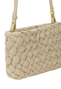 Beige geflochtene Handtasche aus Leder, mit einer strukturierten rechteckigen Form, dünnem verstellbarem Träger und goldenen Hardware-Akzenten.