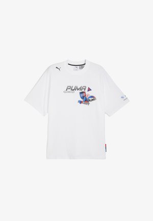 Hvid T-shirt med kortærmer, der har et fremtrædende "PUMA"-logo, grafikker relateret til drifting og farverige lapper på fronten og ærmet.