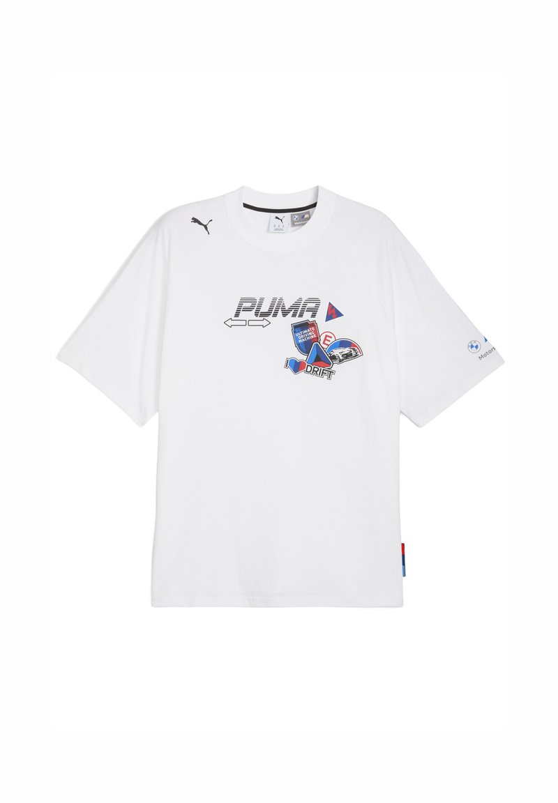 Vit kortärmad T-shirt med en framträdande "PUMA"-logga, grafik kopplad till drifting och färgglada lappar på framsidan och ärmen.