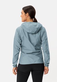 Lichtgewicht, capuchon, blauwe jas met elastische manchetten, gladde textuur en een getailleerd ontwerp, geschikt voor casual buitengebruik.