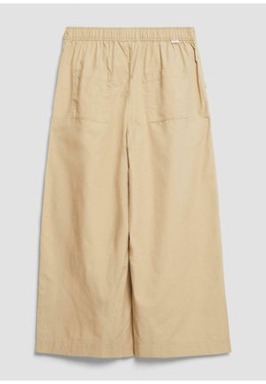 Pantaloni beige a gamba larga con elastico in vita e due tasche quadrate posteriori, esposti su uno sfondo chiaro uniforme.