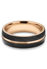Svart og rosegull ring med teksturert overflate, med en polert indre ring og en tynn rosegull aksent i midten.
