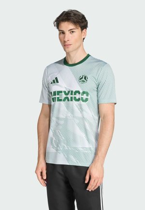 Grön och vit kortärmad sporttröja med geometriskt mönster, "MEXICO" i fet gröna bokstäver och rund krage.