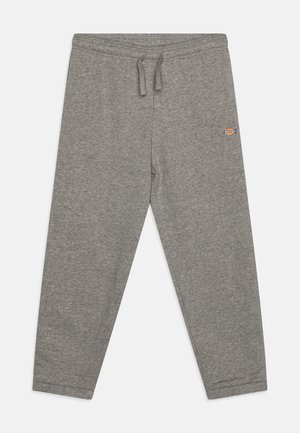 Graue Jogginghose aus weichem Material mit elastischem Bund und Kordelzug. Verfügt über ein kleines Logopatch an der linken Hüfte.