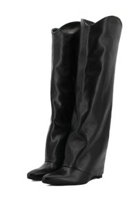 Stivali neri in pelle, alti fino al ginocchio, con una finitura morbida e testurizzata, punte appuntite e tacco a sgocciolamento nascosto, presentano una gamba dalla struttura morbida.