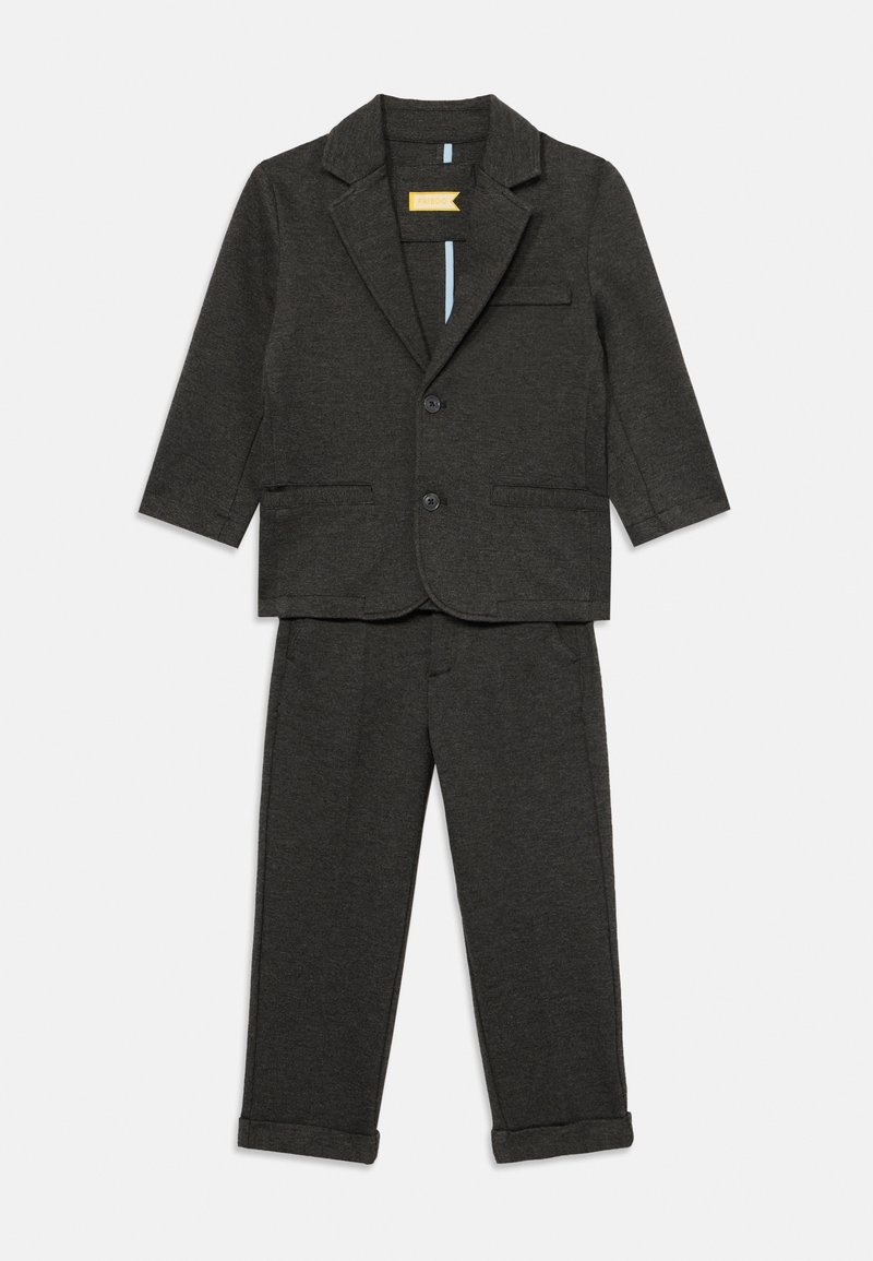 Grau zweiteiliger Anzug bestehend aus einem taillierten Blazer mit Reverskragen und passenden Hosen mit hochgekrempelten Cuffs. Weicher, strukturierter Stoff.