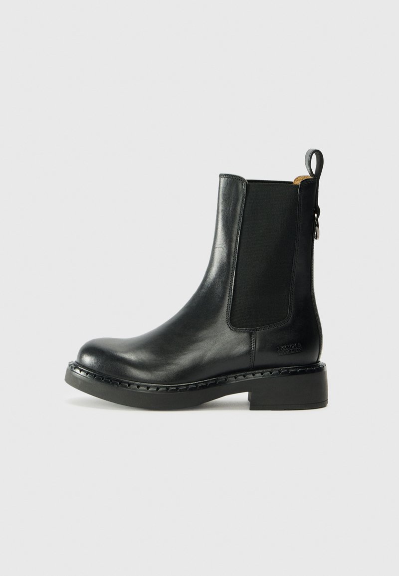 Schwarze Leder Chelsea-Stiefel mit elastischen Seitenpaneelen, einer Schlaufe als Zuglasche und einer dicken Sohle mit genähter Verzierung. Glatte Oberfläche, abgerundete Zehen.