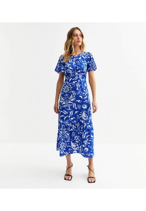 Maxi dress blu a stampa floreale con maniche a sbuffo corte, scollatura rotonda e gonna a strati. Realizzato in tessuto liscio e leggero.