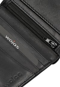 Černá kožená peněženka s několika přihrádkami na karty, kapsou na zip a vyraženým logem "wojas". Hladká textura a minimalistický design.