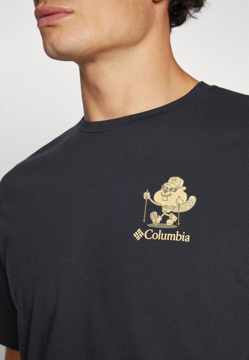 Dunkelblaues Baumwoll-T-Shirt mit einem goldenen Cartoon-Biber-Graphic und dem "Columbia"-Logo auf der oberen linken Brustseite. Kurzarm, runder Hals.