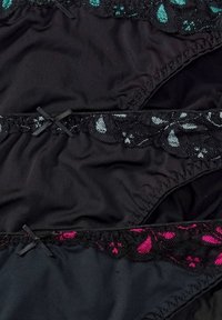 Set di biancheria intima nera con dettagli in pizzo e motivi floreali in blu petrolio e rosa in vita, accompagnato da dettagli a fiocco nella parte anteriore.
