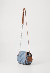 Borsa a tracolla blu con motivo, dettagli in pelle marrone, tracolla a catena e tasca con pattella. Presenta una forma rettangolare e tessuto testurizzato.