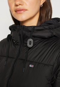 Tommy Jeans TJW HOODED PUFFER - Vinterjakke - black