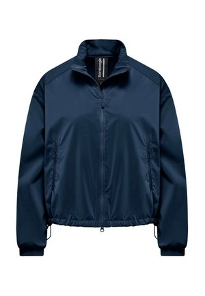Giubbino antivento blu navy realizzato in tessuto liscio e leggero. Presenta un colletto alto, chiusura con zip, polsini elasticizzati e coulisse sul fondo.