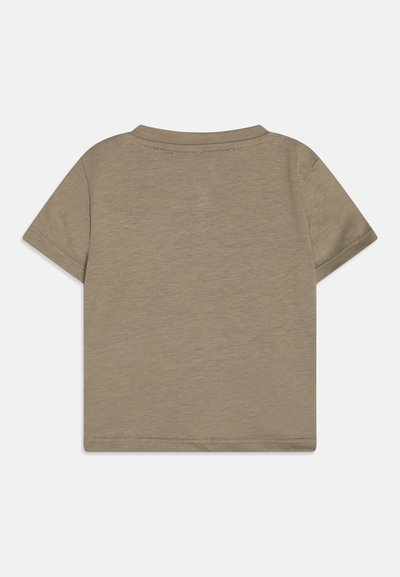 Kratkohlačast majica v kaki barvi, izdelana iz mehkega bombaža. Ima krožni ovratnik in čisto hem. Minimalističen dizajn brez dodatnih vzorcev ali poudarkov.