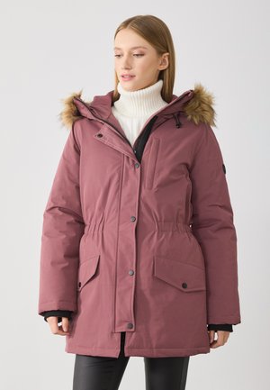 Lunette, maroon parka-jakke med pelsforet hette, frontglidelås og trykknapper; har sidelommer og elastisk midje for justering.