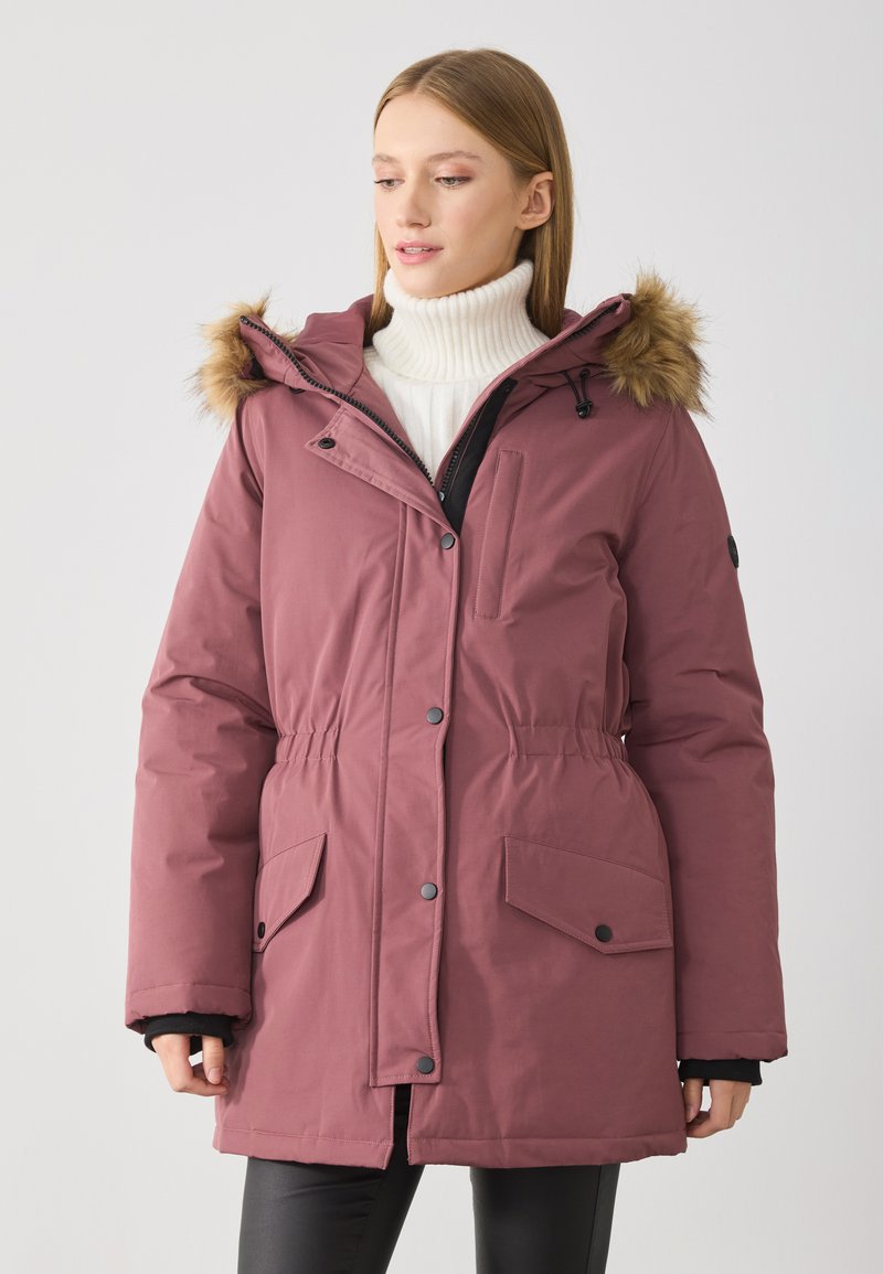 Chaqueta parka acolchada de color burdeos con capucha forrada de piel, cierre frontal con cremallera y botones a presión; cuenta con bolsillos laterales y cintura elástica para ajuste.