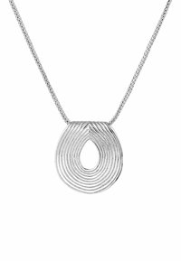 Collar con colgante de plata que presenta un diseño en forma de gota apilada, con una cadena de metal trenzada. El colgante tiene un acabado suave y pulido.