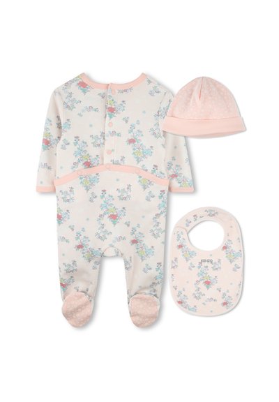 Ensemble de vêtements pour bébé floral avec un fond clair, des accents roses, comprenant une combinaison à manches longues, un chapeau et un bavoir, tous avec un motif similaire.