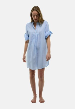Robe chemise rayée bleue et blanche, manches longues retroussées, coupe décontractée, mi-longue, avec un col à boutons et un détail plissé à l'avant.